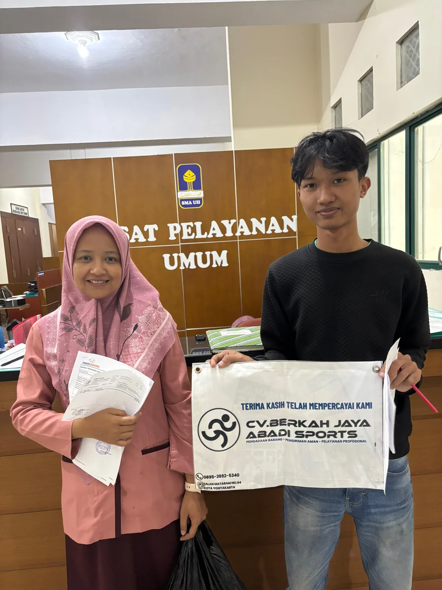 Penyerahan pesanan kepada SMP N 1 Muntilan